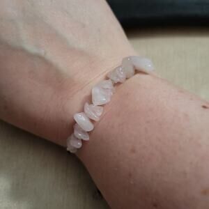 Rose quartz crystal chip adjustable bracelet